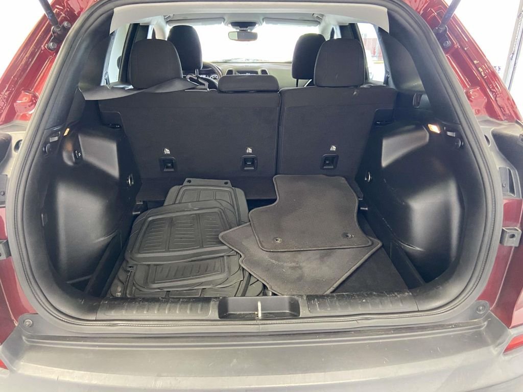 Used 2021 Red Jeep Latitude image 11