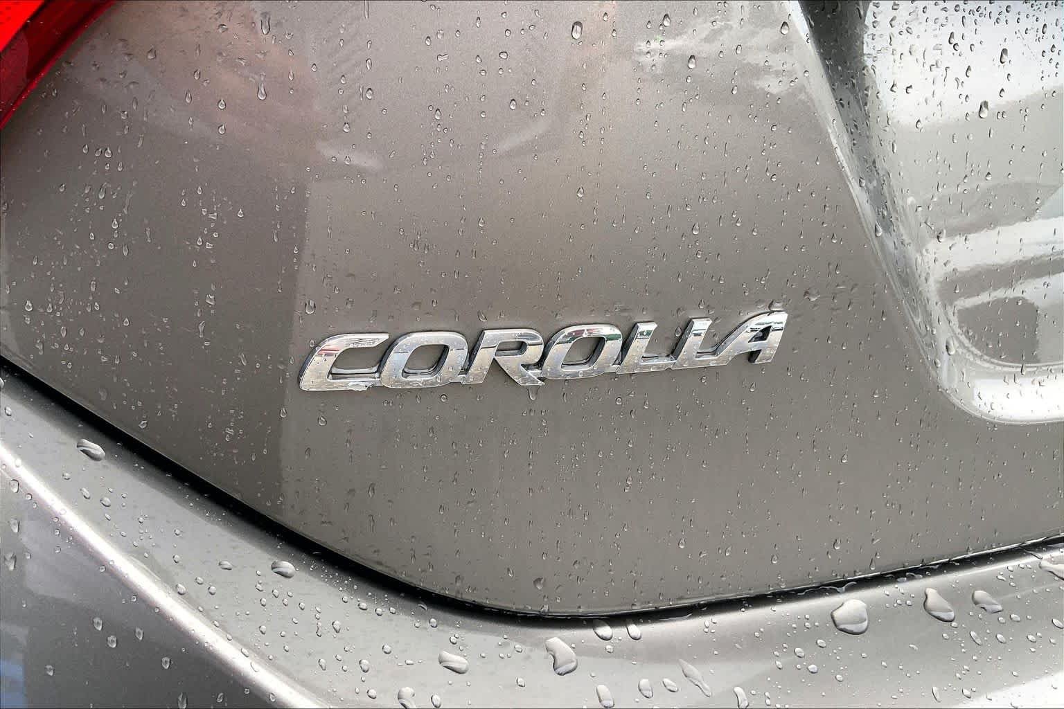 Used 2018 Falcon Gray Metallic Toyota LE image 33