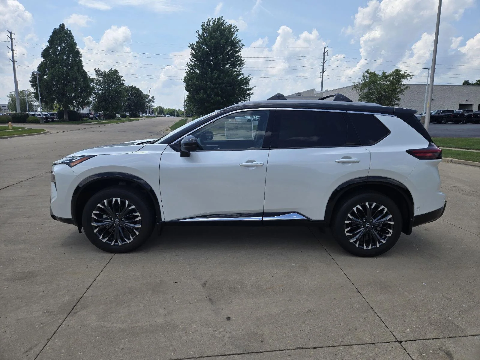 New 2026 Everest White Pearl/Super Black Nissan Platinum image 5
