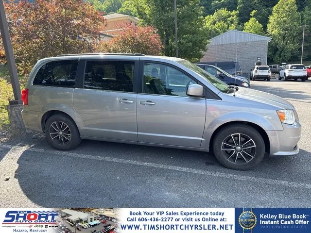 Used 2019 Silver Dodge SXT image 1
