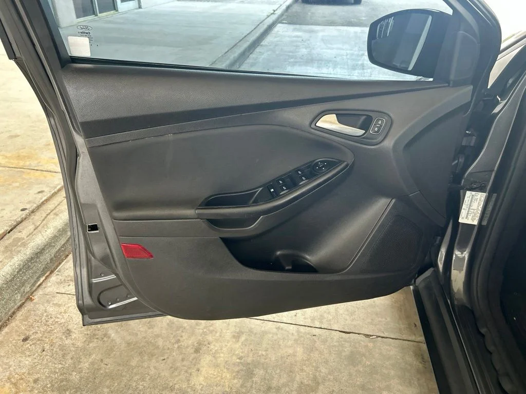 Used 2018 Gray Ford SE image 33