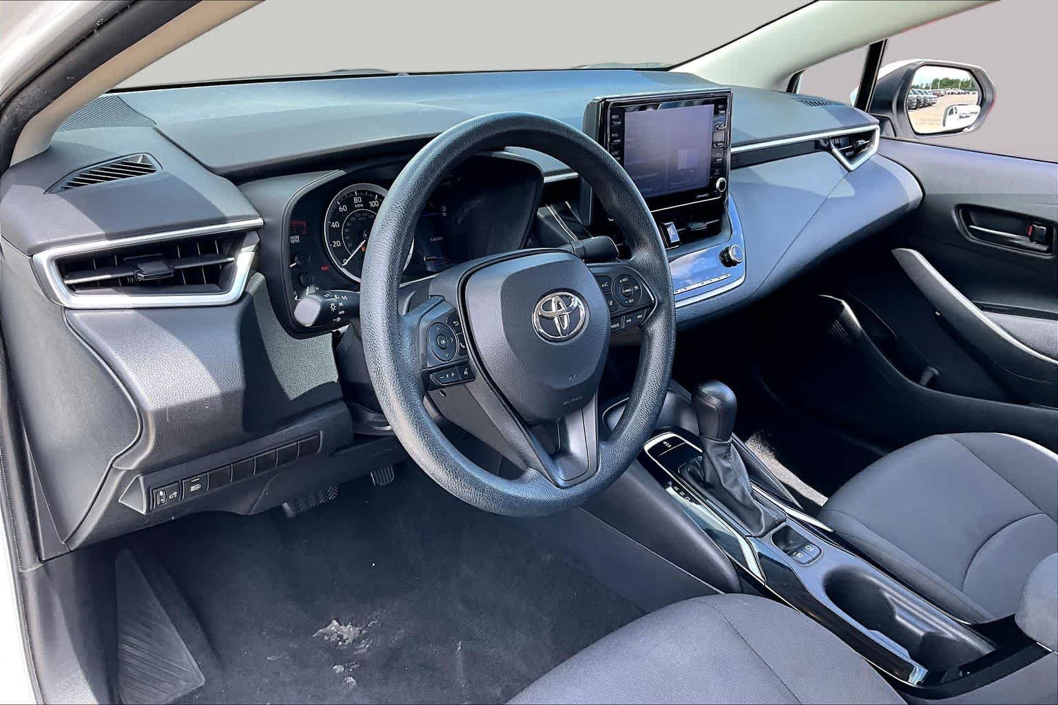 Used 2022 White Toyota LE image 17
