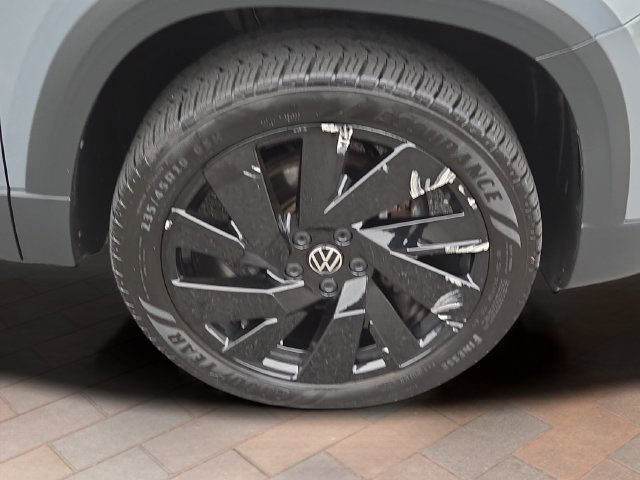 Used 2024 Deep Black Volkswagen 1.5T SE image 24