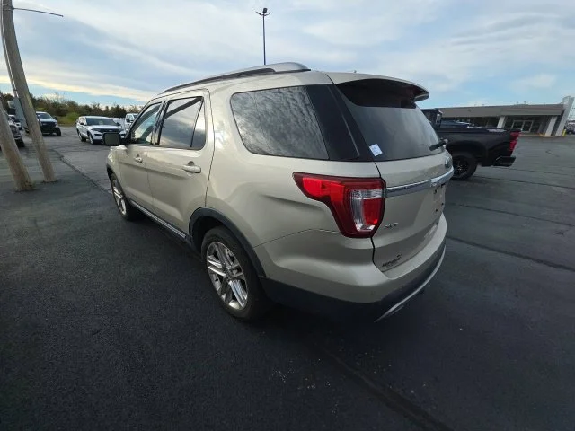 Used 2017 White Gold Metallic Ford XLT image 10