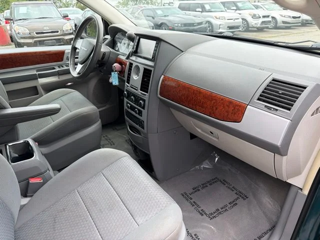Used 2009 Green Chrysler Touring image 27