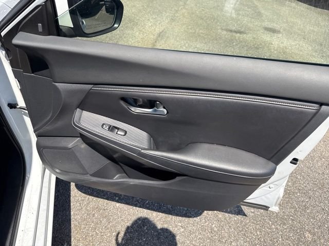 Used 2022 White Nissan S image 16