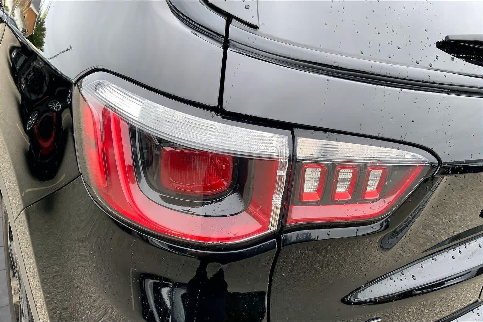 Used 2018 Diamond Black Crystal Pearlcoat Jeep Altitude image 28