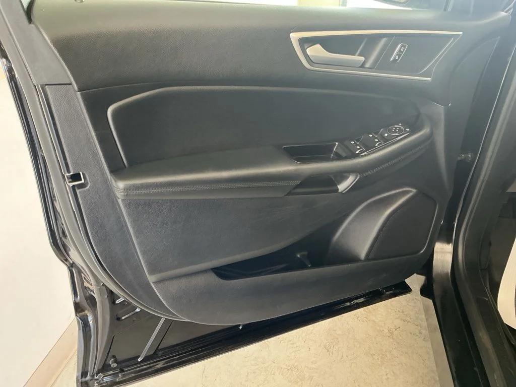 Used 2020 Black Ford SEL image 8