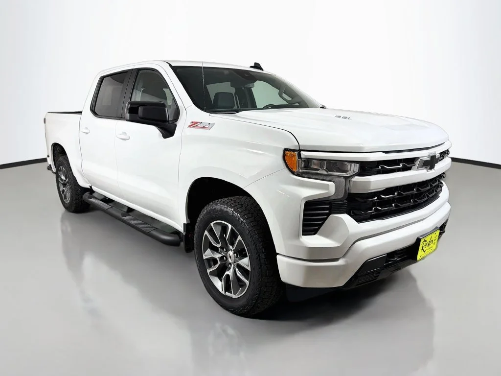 New 2026 Summit White Chevrolet RST image 4