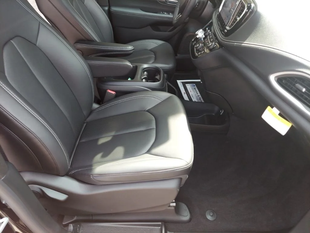 2026 Chrysler Pacifica Select - Photo 32