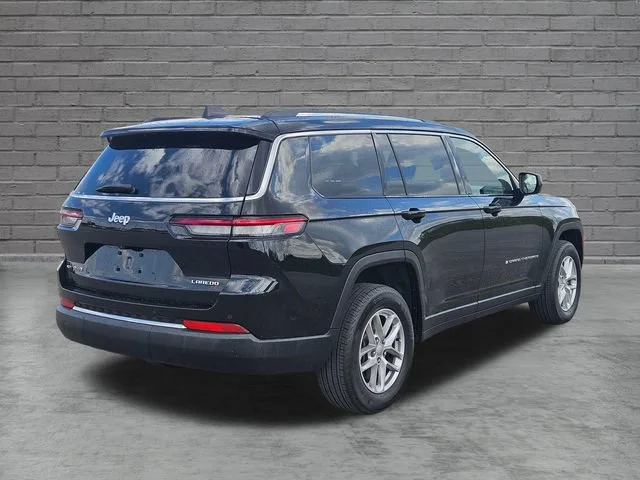 Used 2023  Jeep Laredo image 5