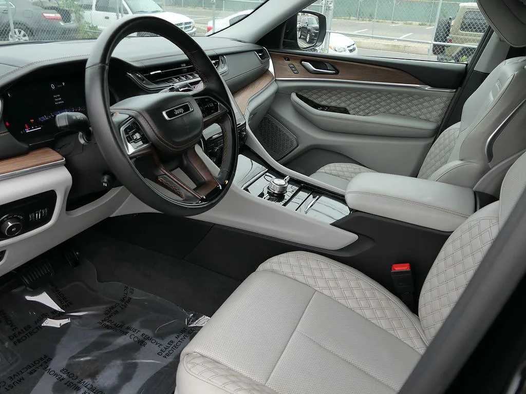 Used 2023 Diamond Black Crystal Pearl Coat Jeep Summit image 10