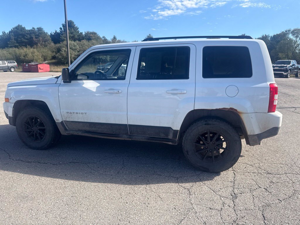 Used 2015 Bright White Clearcoat Jeep Sport image 27