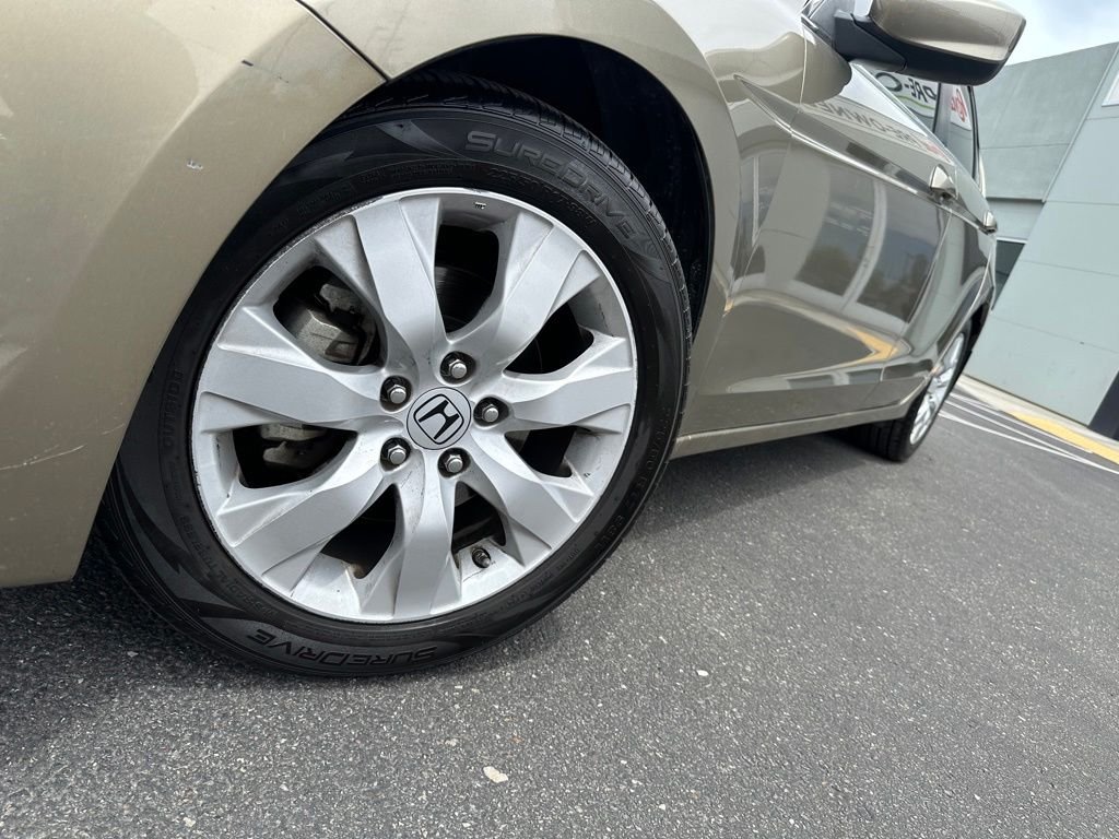 Used 2010 Silver Honda EX-L image 2