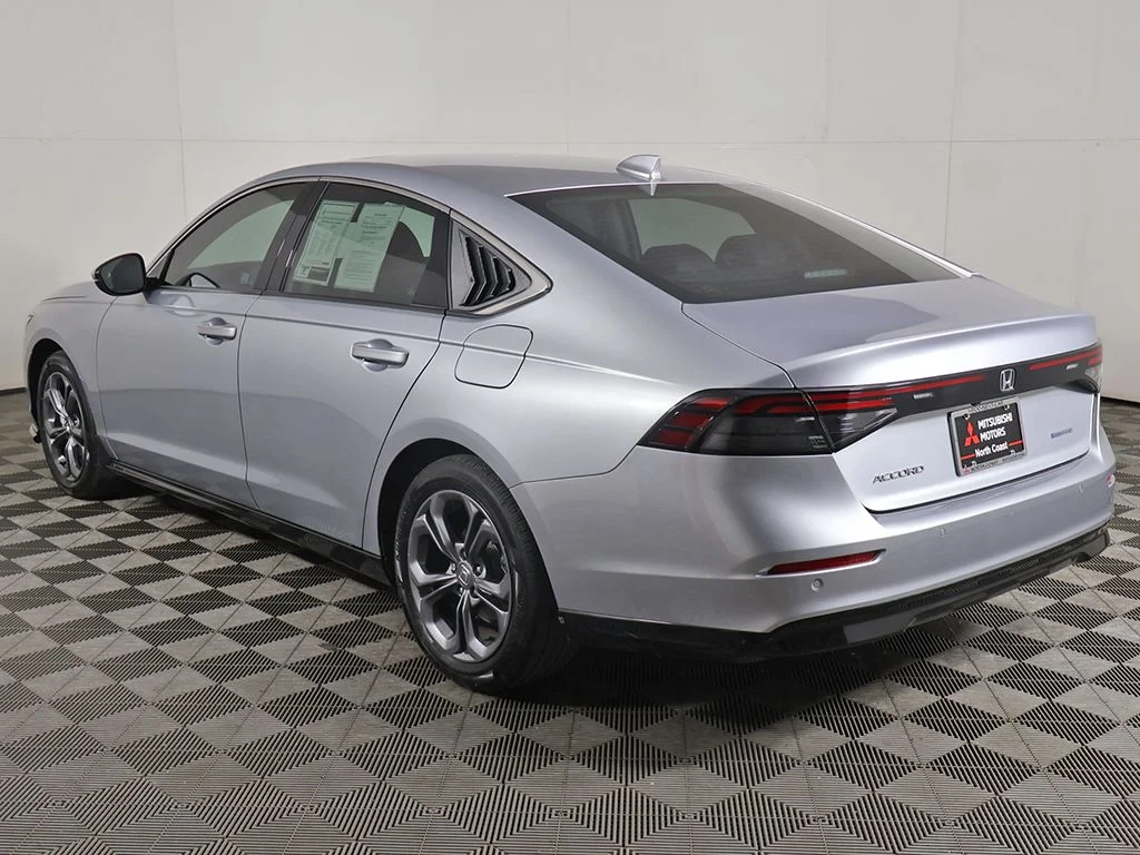 Used 2025 Silver Honda EX-L image 9