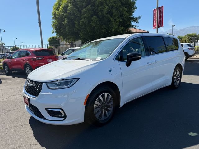 Used 2024 White Chrysler Select image 3