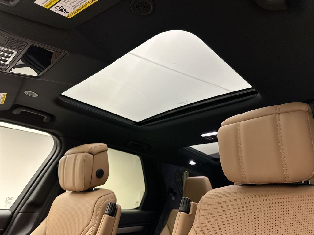 Used 2025 Fuji White Land Rover Dynamic SE image 9