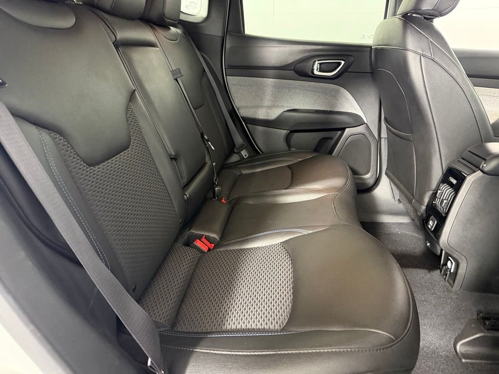 Used 2025 White Jeep Latitude image 28