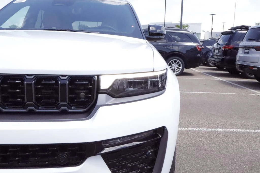 New 2026 Bright White Clear-Coat Exterior Paint Jeep Summit image 3