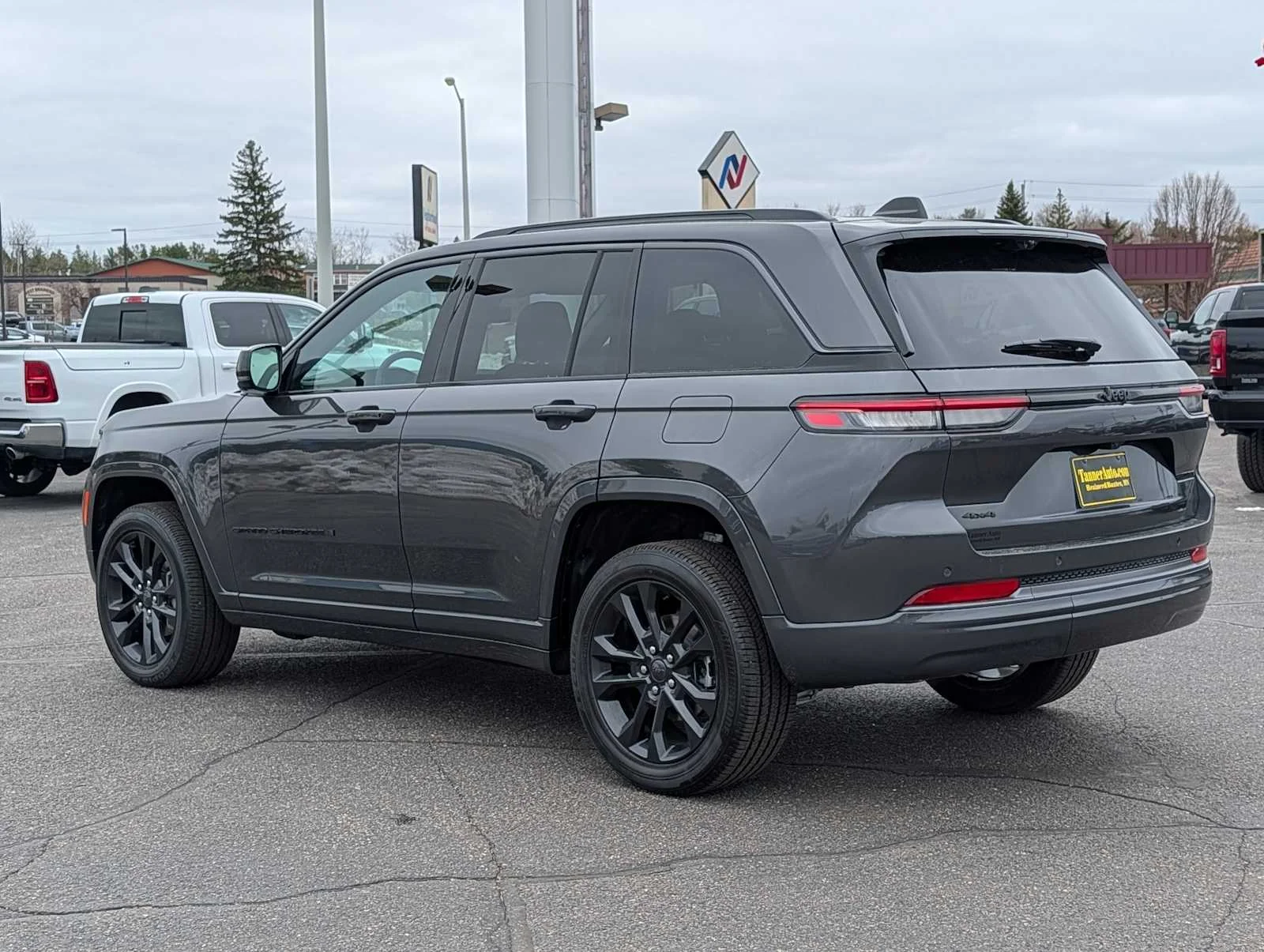 New 2026 Baltic Gray Metallic Clear-Coat Exterior Paint Jeep Limited Reserve image 5