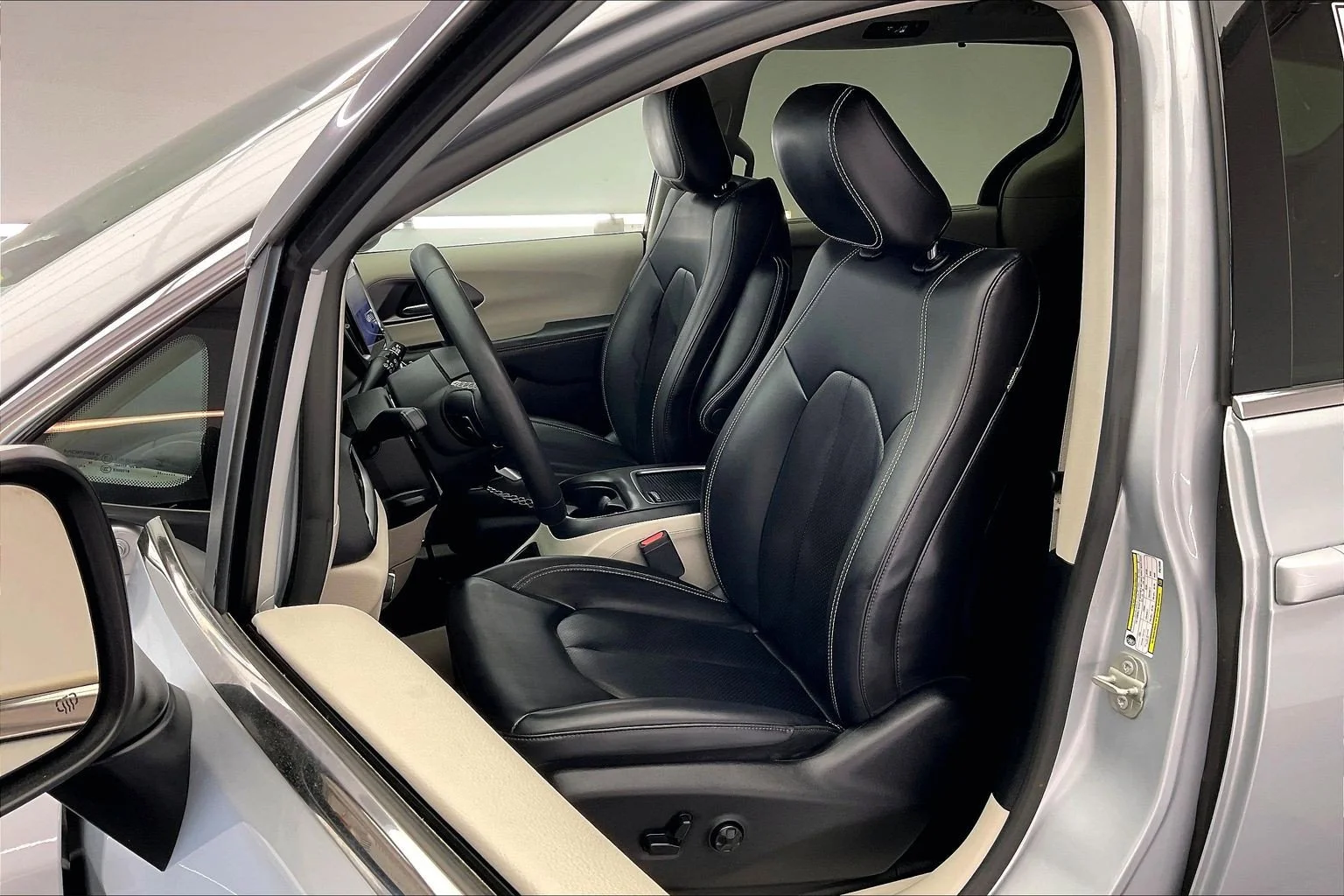 Used 2023 Silver Mist Clearcoat Chrysler Touring L image 17
