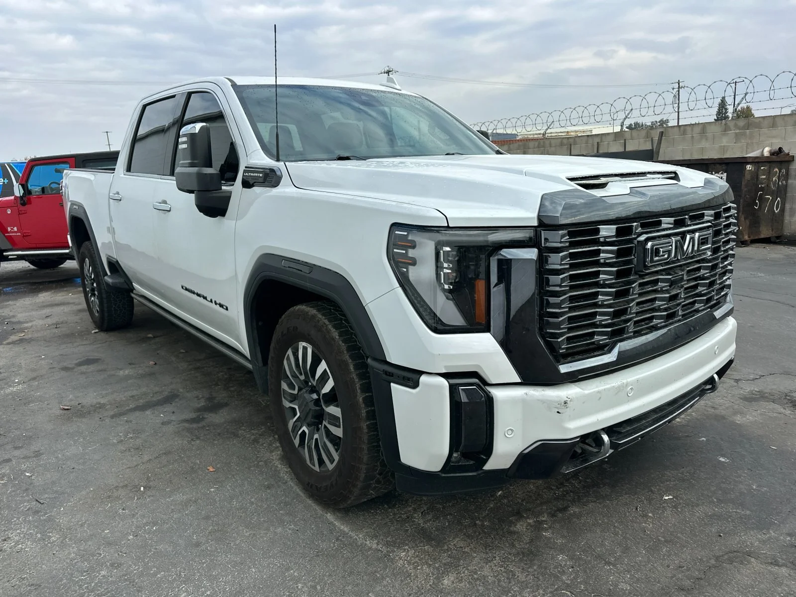 Used 2024 White Frost Tricoat GMC Denali Ultimate image 2