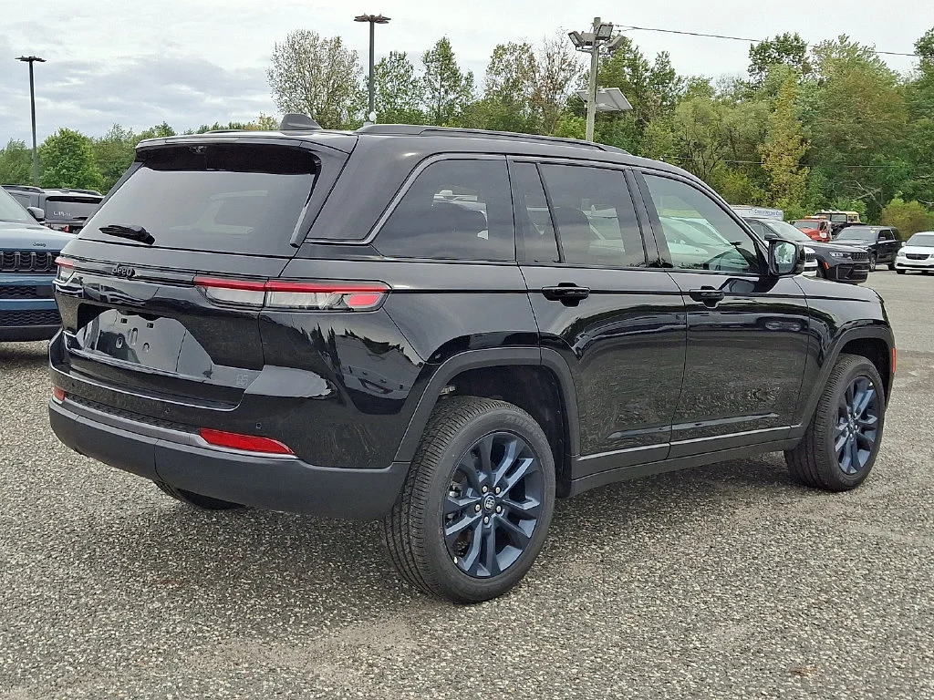 New 2026 Diamond Black Crystal Pearl-Coat Exterior Paint Jeep 85th Anniversary Edition image 8