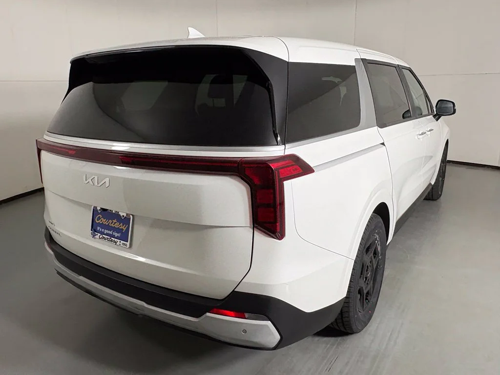 Used 2025 White Kia LXS image 8