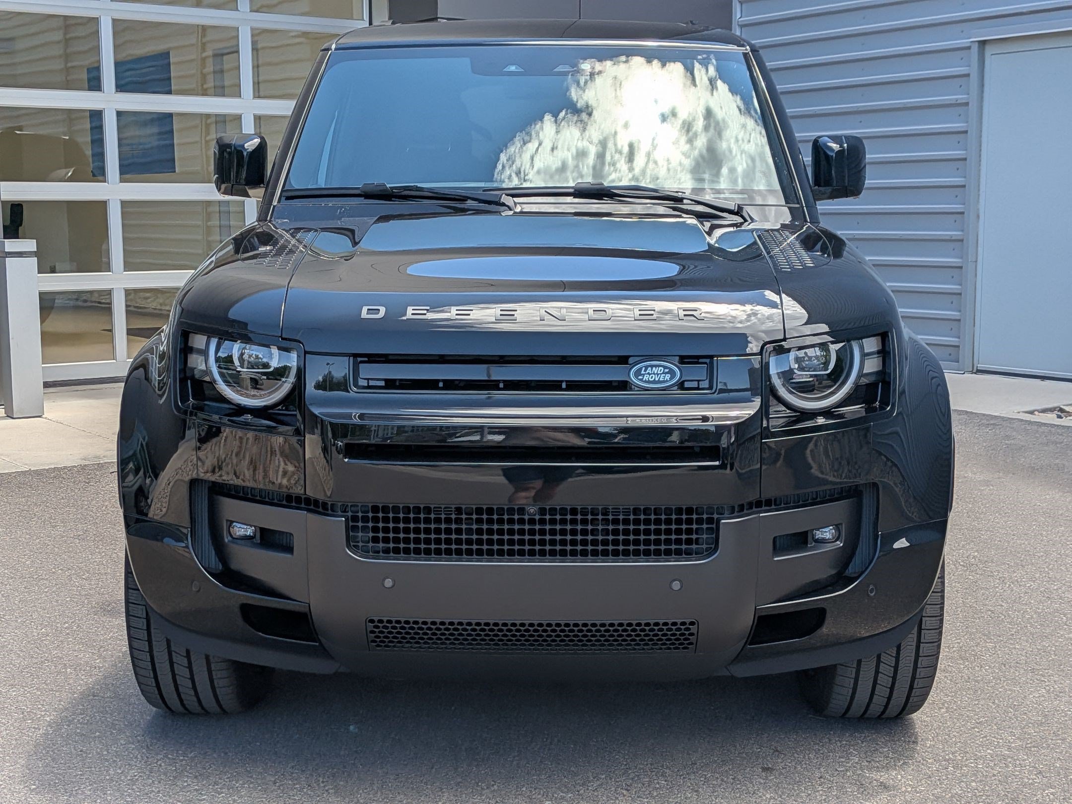 New 2026 Santorini Black Land Rover P400 X-Dynamic SE image 2
