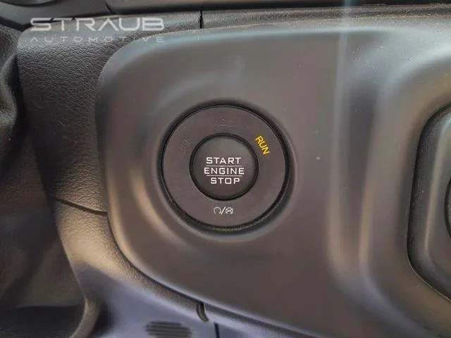 Used 2018 Punkn Metallic Clearcoat Jeep Sahara image 19