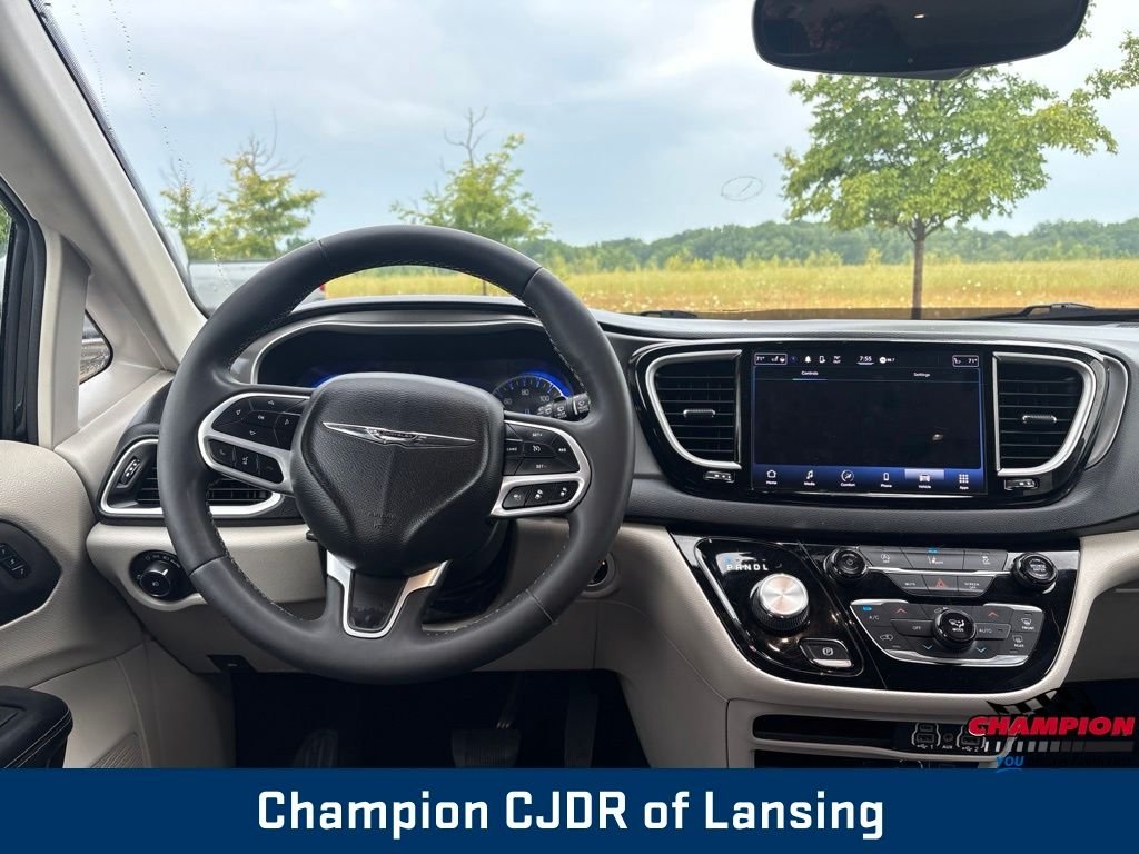 Used 2022 Black Chrysler Touring L image 2