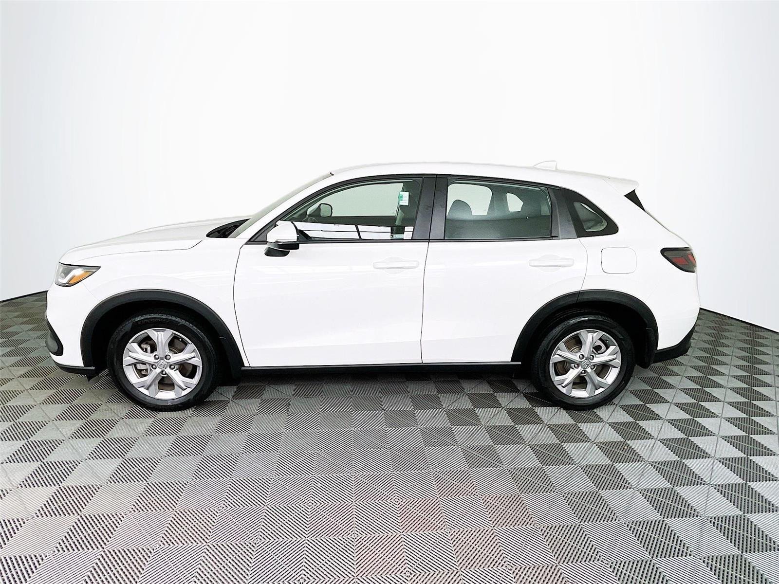 Used 2023 Platinum White Pearl Honda LX image 4