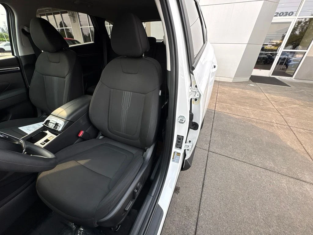 Used 2023 White Hyundai SEL image 12