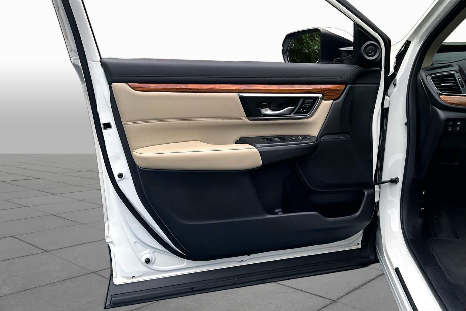 Used 2018 White Diamond Pearl Honda Touring image 22