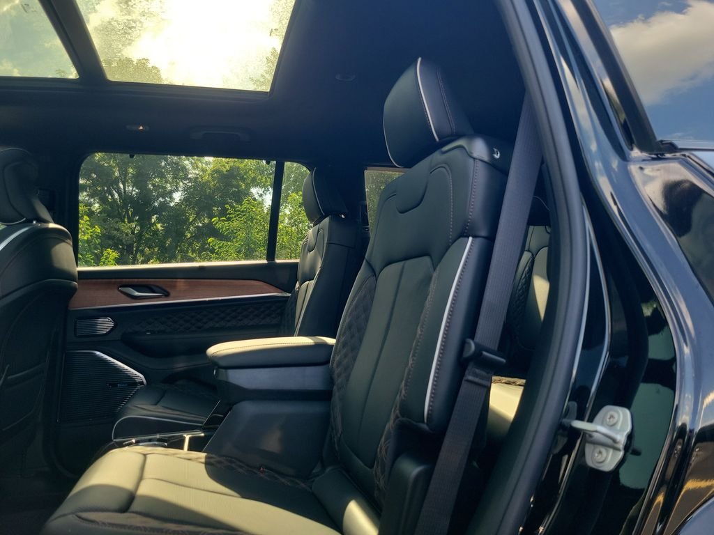 New 2026 Diamond Black Crystal Pearl-Coat Exterior Paint Jeep Summit image 9