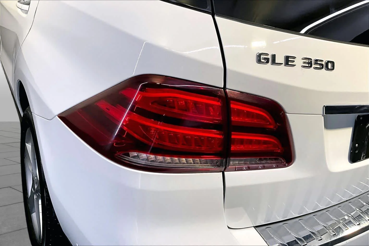 Used 2017 Polar White Mercedes-Benz GLE 350 image 28