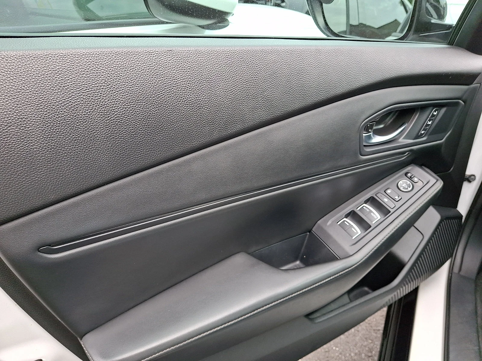 Used 2025 Platinum White Pearl Honda Sport-L image 11