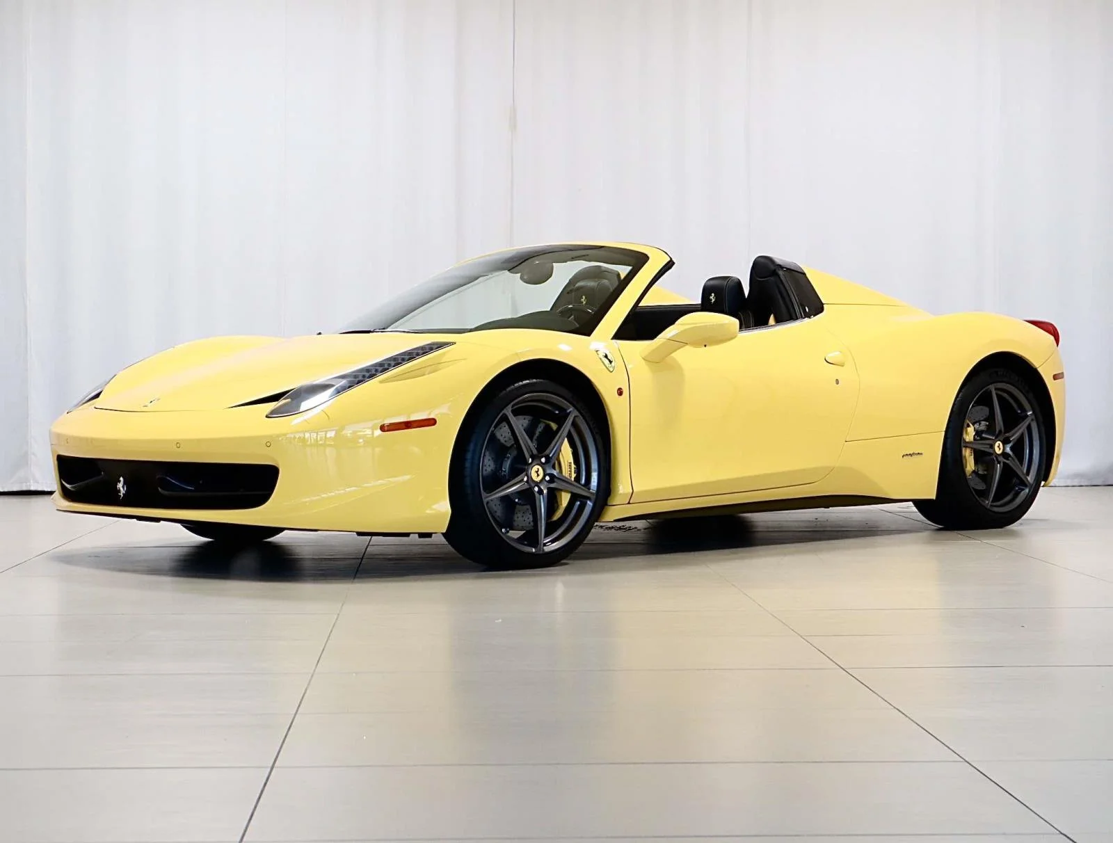 Used 2013 Giallo Modena Ferrari 2dr Conv image 1