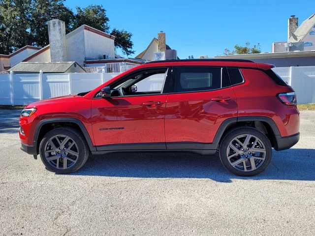 New 2026 Red Hot Pearl-Coat Exterior Paint Jeep Latitude image 4