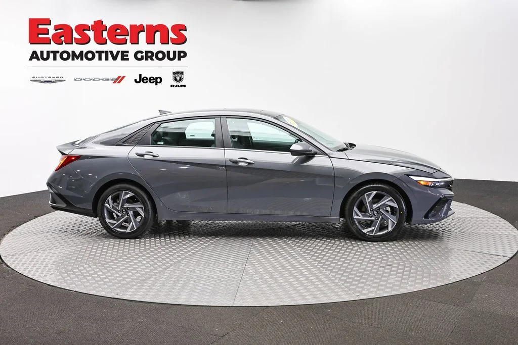 Used 2025 Gray Hyundai SEL Convenience image 4