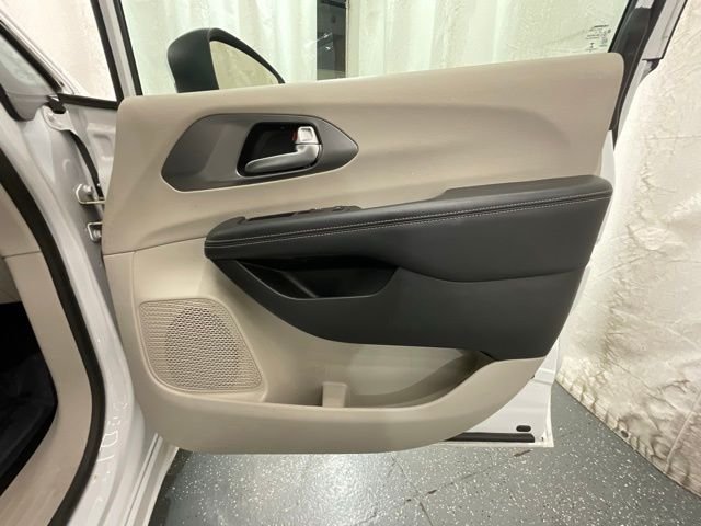 Used 2023 White Chrysler Touring L image 22