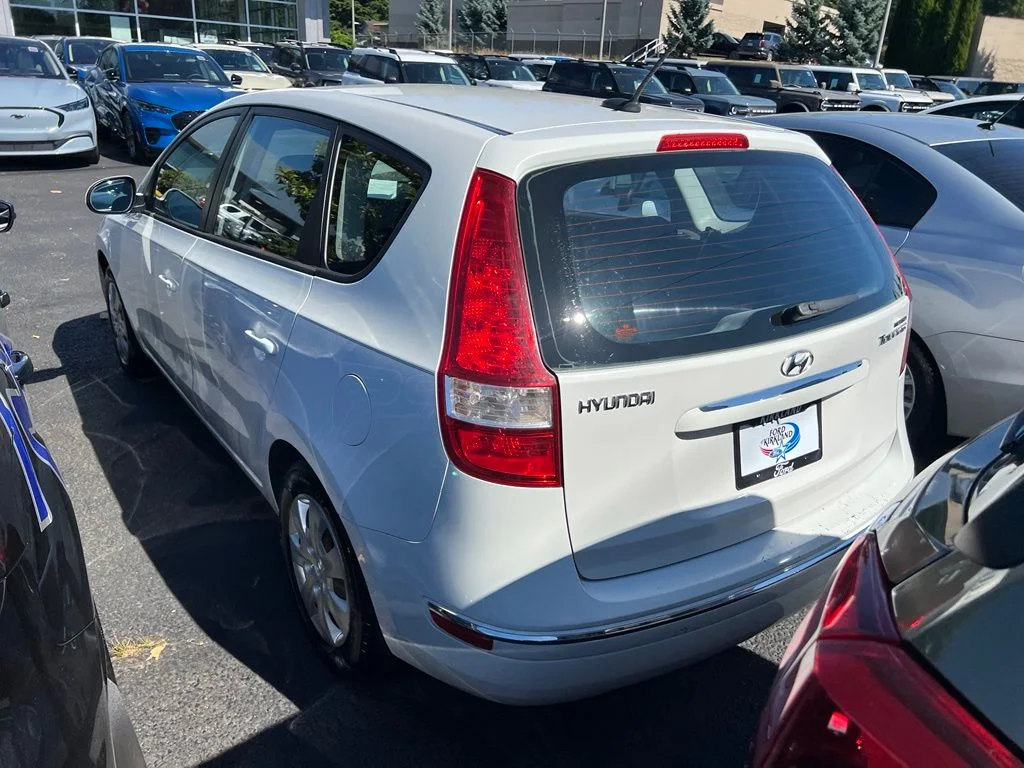 Used 2010 Polar White Hyundai GLS image 8
