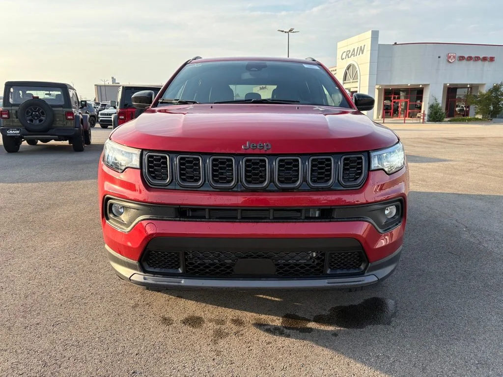 New 2026 Red Hot Pearl-Coat Exterior Paint Jeep Latitude image 2