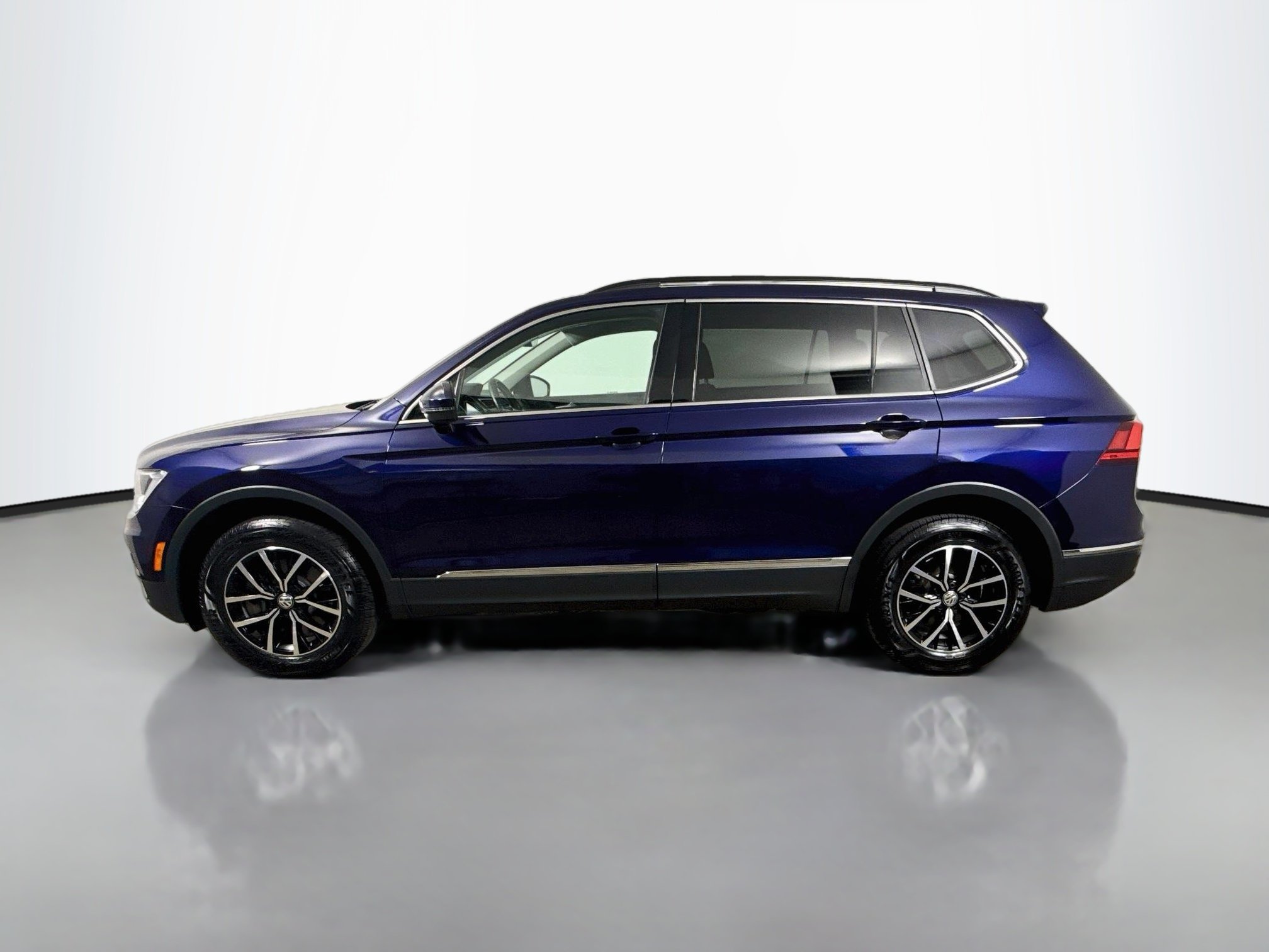 Used 2021 Atlantic Blue Metallic Volkswagen SE image 4