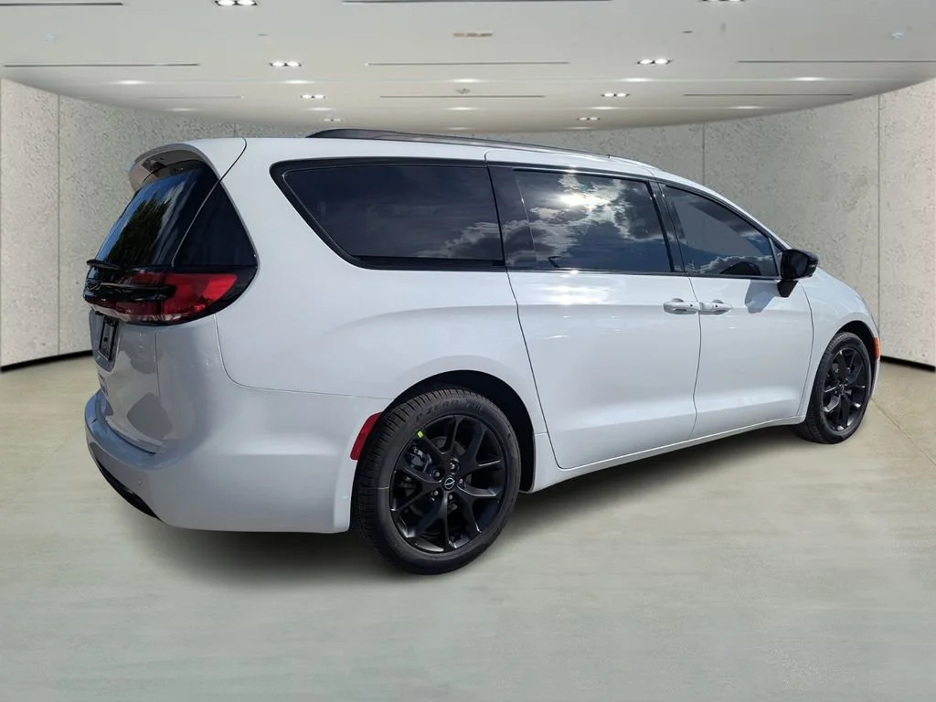 New 2026 Bright White Clear-Coat Exterior Paint Chrysler Select image 4