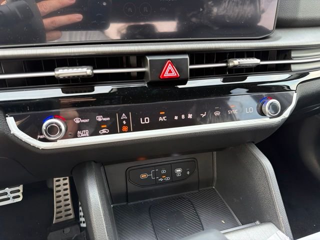 New 2026 Glacial White / Black Roof Kia X-Pro Prestige image 17