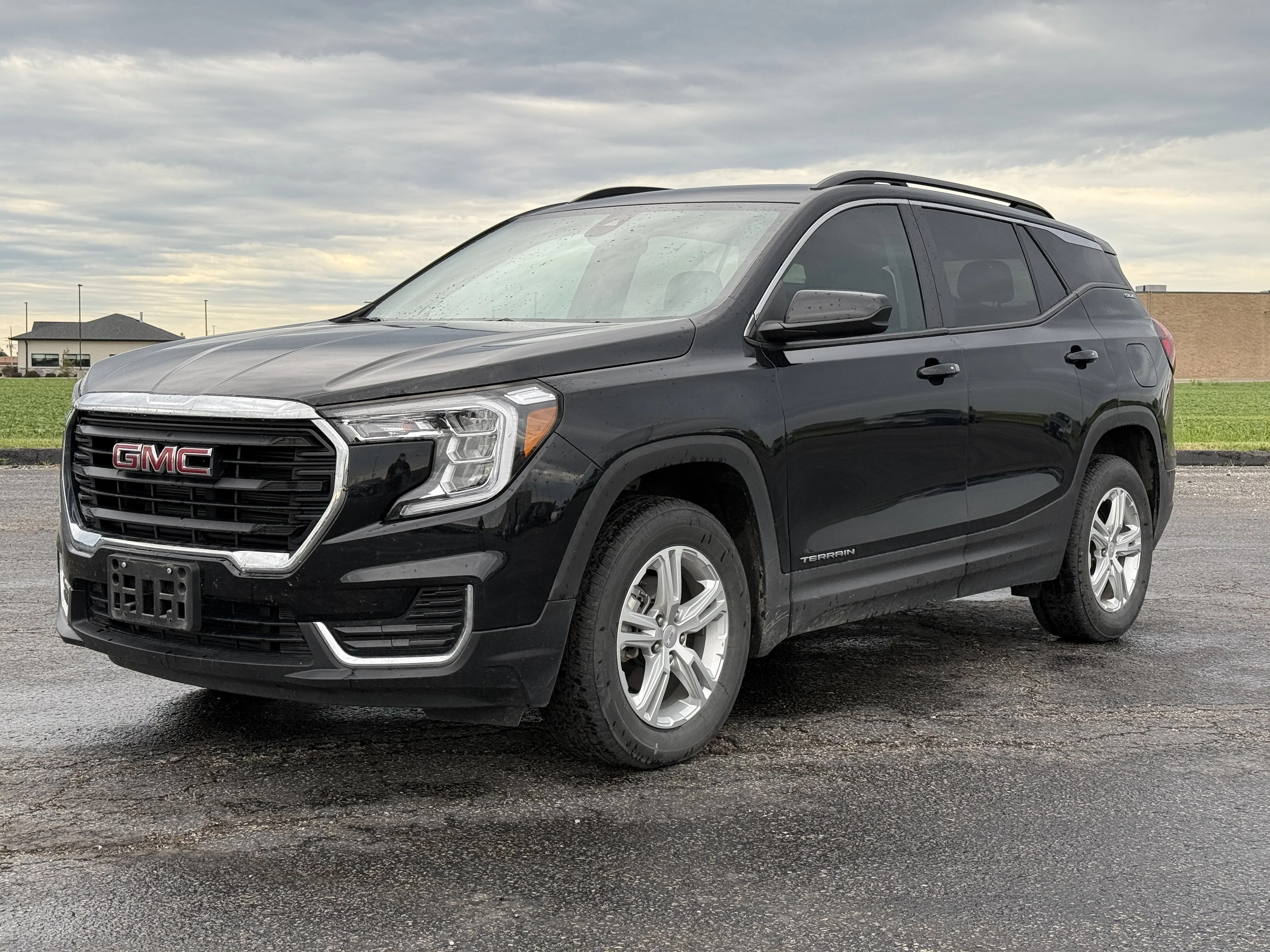 Used 2024 Ebony Twilight Metallic GMC SLE image 8