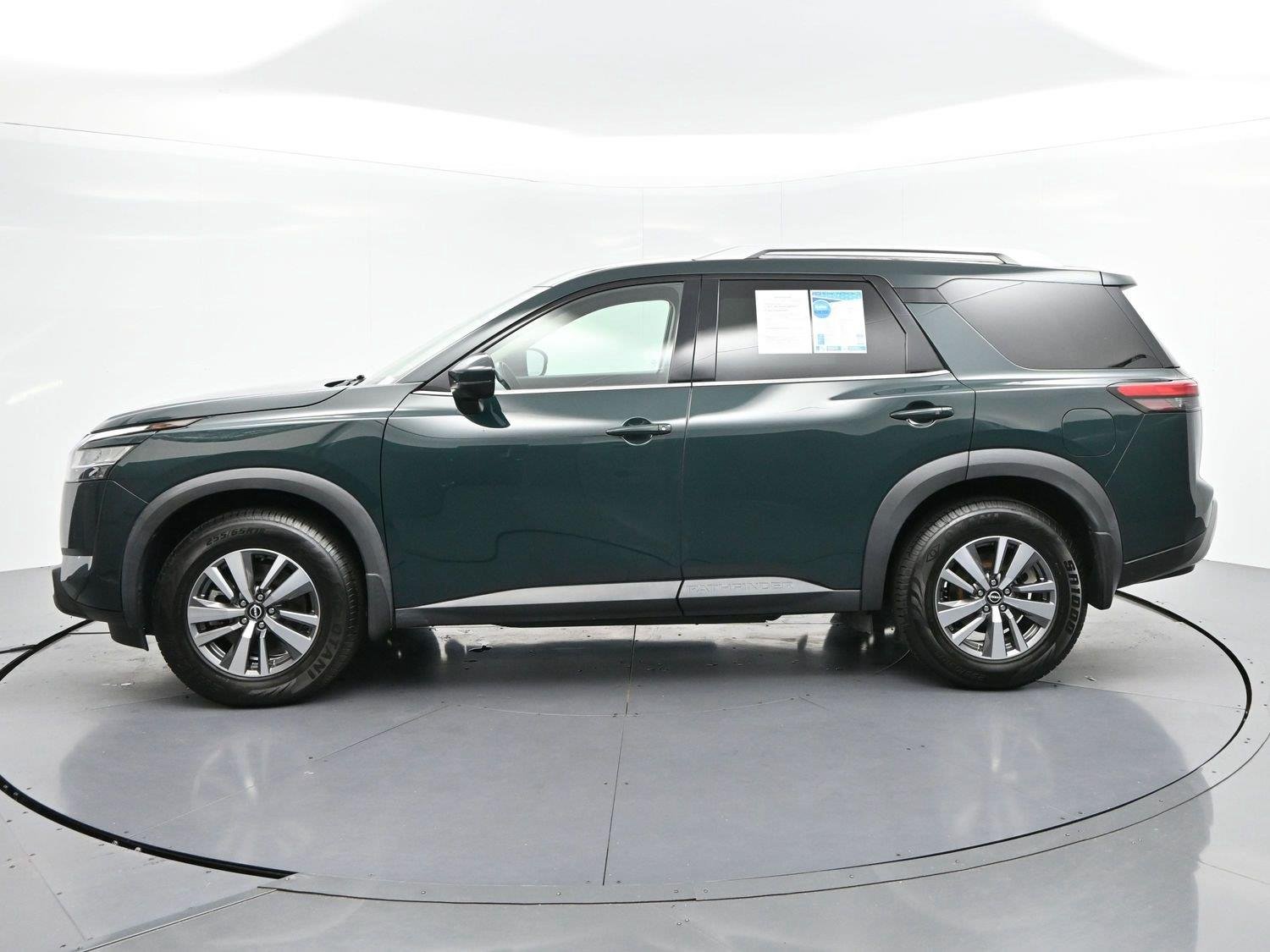 Used 2022 Green Nissan SL image 4