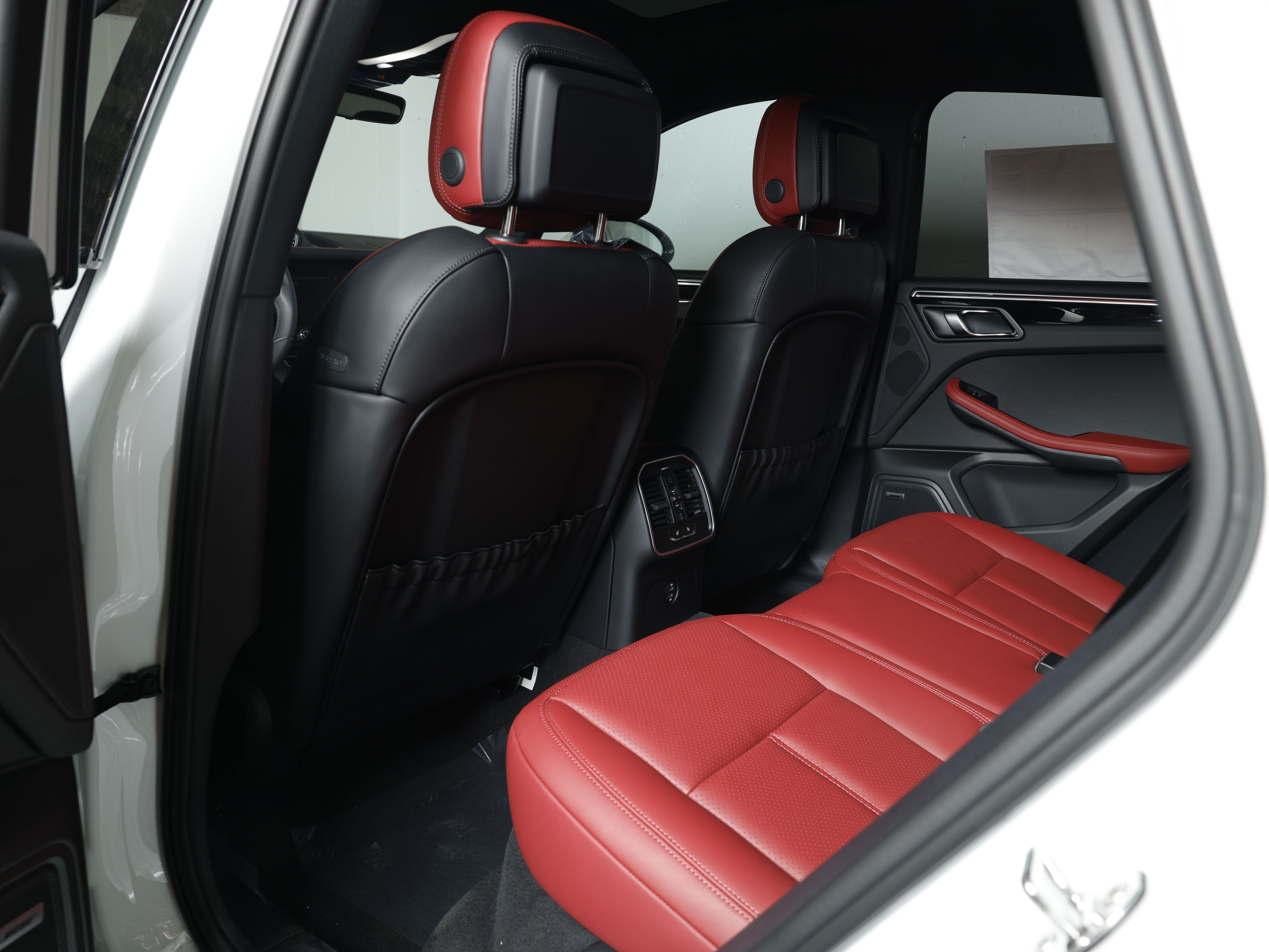 2026 Porsche Macan T - Photo 16