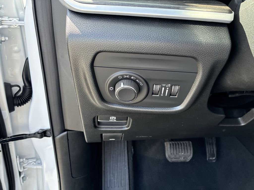 New 2026 Bright White Clear-Coat Exterior Paint Jeep Altitude image 20